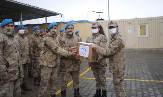 Öğrencilerden Mehmetçiğe mektup ile incir