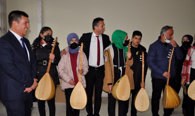 Öğrencilerden Müdür Kanbay'a sazlı karşılama