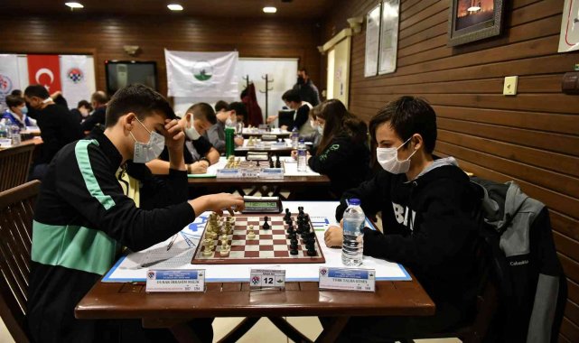 Öğrencilerden satranç hamlesi