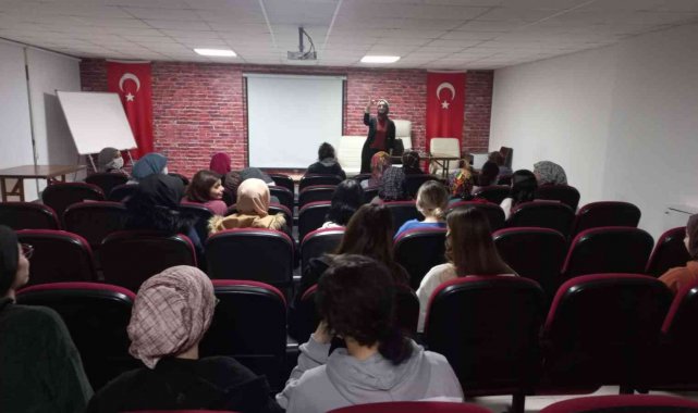 Öğrencilere işaret dili eğitimi veriliyor