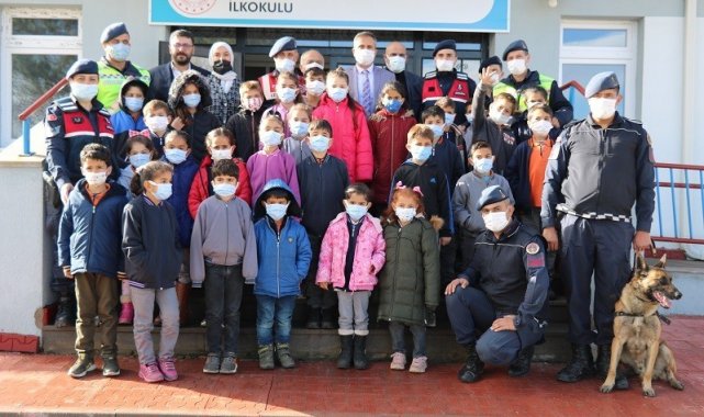 Öğrencilere okul yolunda nelere dikkat etmeleri gerektiği anlatıldı