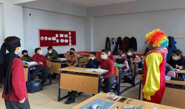 Öğrencilere okulu sevdirmek isteyen öğretmen palyaço kıyafetiyle derse girdi