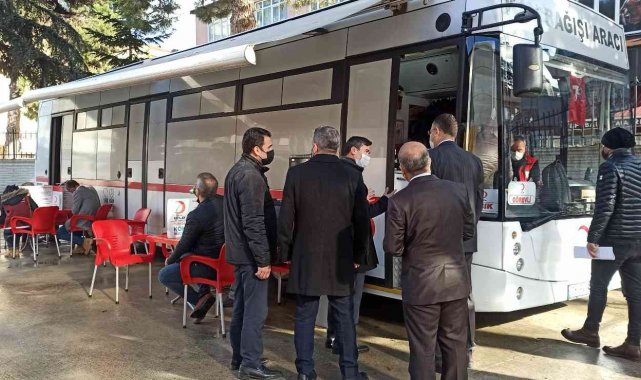 Öğrencilerin duyarlı davetine koşan veliler, kan vermek için yarışa girdi