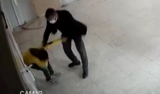 Öğretmenin öğrencisini tekme tokat dövdüğü anlar kamerasında