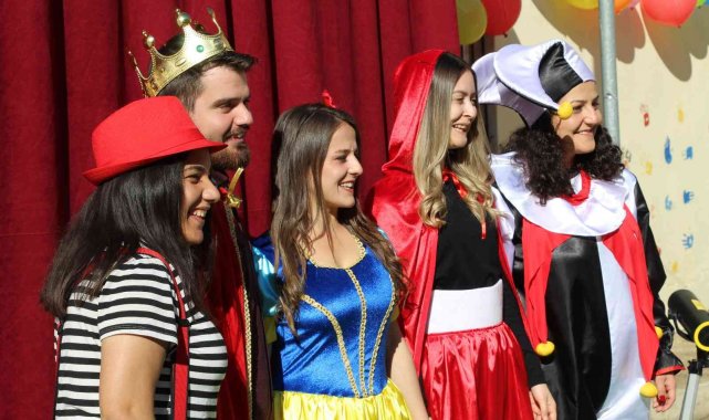 Öğretmenler, çocukların bir gülümsemesi için yollarda