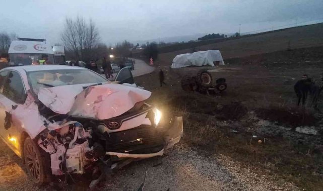 Öğretmenleri taşıyan otomobil, traktör ile çarpıştı: 5 yaralı