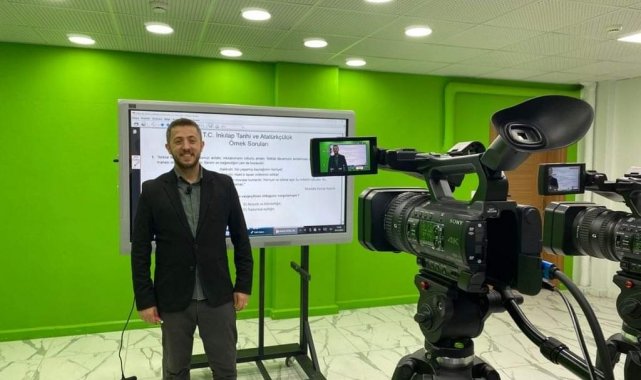 Öğrtmenler, öğrenciler için kamera karşısına geçti