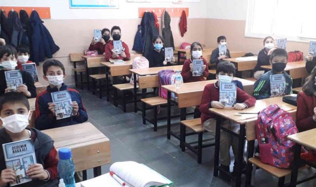 Okudukları kitabın içeriğine uygun etkinliklerde eğlenerek öğreniyorlar