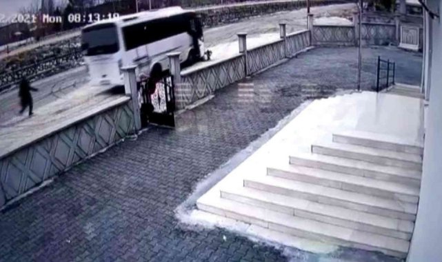 Okula gitmek için kullandığı servis aracı çocuğun üzerinden geçti