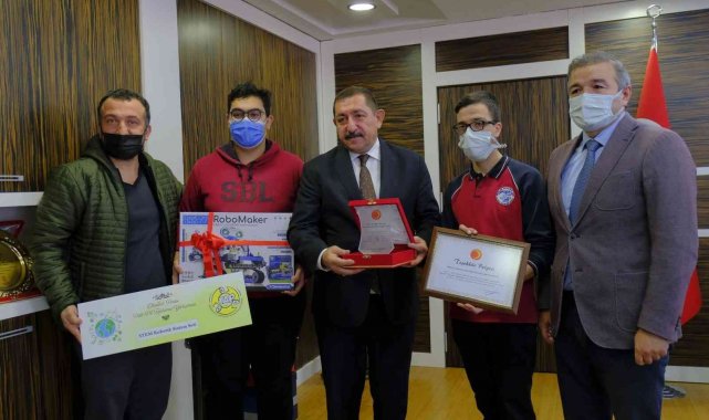 Okullarında atık pilleri topladılar, ödülleri kaptılar