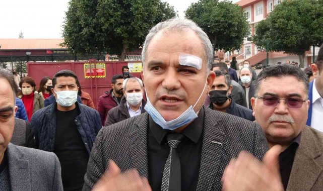 Okulu kapısını kapatan kız öğrenciye müdahale eden müdüre dayak