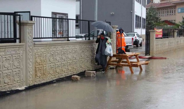 Okulun sokağını su bastı