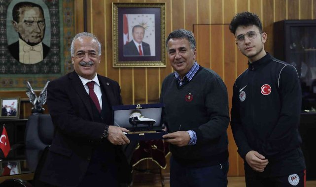 Olimpiyatlara katılma hakkı elde eden Atatürk Üniversiteli Furkan Akar'dan Rektör Çomaklı'ya ziyaret