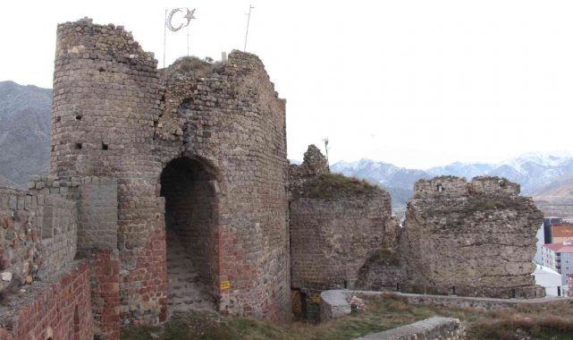 Oltu kalesi gövdesinde yarıklar oluştu