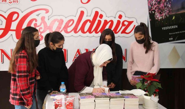 Oltulu ev hanımı şiir kitabına tanıtım ve imza günü yaptı