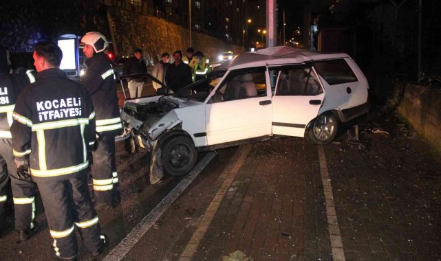 Önce duvara ardından aydınlatma direğine çarptı