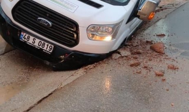 Önce okul servisi, sonra kamyon ve kepçe çukura battı