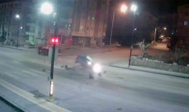 Önünde kaza oldu, o yoluna devam etti