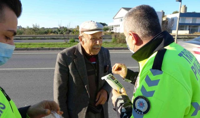 Önündeki otomobile çarpan 83 yaşındaki sürücü ekiplere zor anlar yaşattı