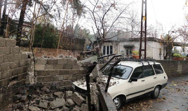 Orman Bölge Müdürlüğü&#039;nün istinat duvarı devrildi