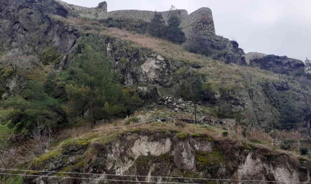 Osmancık Kalesi'nden düşen kaya parçaları korkuttu