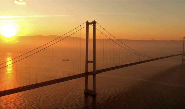 Osmangazi Köprüsünde kartpostallık gün doğumu manzarası