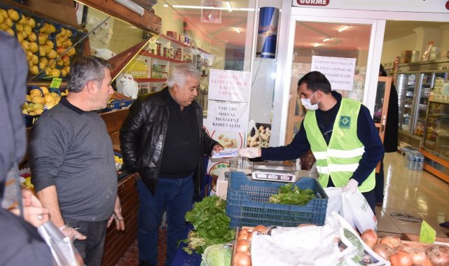 Osmaniye'de Belediyesi vatandaşlara maske dağıttı
