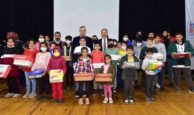 Osmaniye'de ihtiyaç sahibi çocuklara kışlık ayakkabı desteği