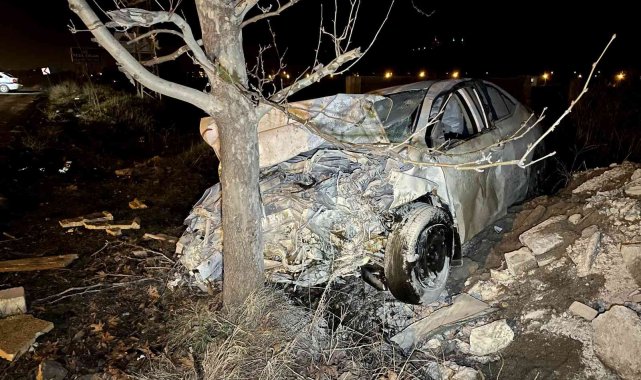 Osmaniye&#039;de iki otomobil kafa kafaya çarpıştı: 2 ağır yaralı