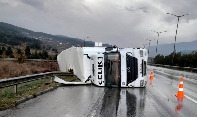 Osmaniye'de kaygan yolda kontrolden çıkan tır yan yattı