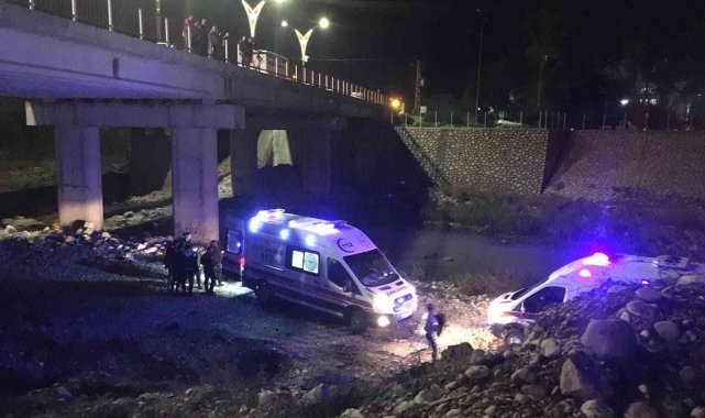 Osmaniye'de minibüs köprüden Savrun Çayı'na uçtu: 3 yaralı