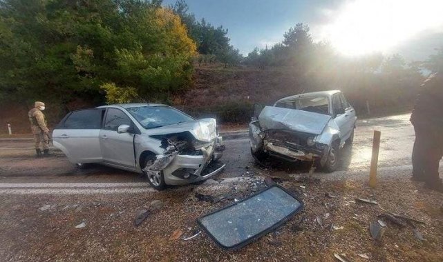Osmaniye'de otomobiller kafa kafaya çarpıştı: 1 ölü, 2 yaralı