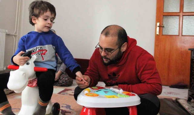 Otizmli çocuğunu topluma kazandırmak için mücadele ediyor