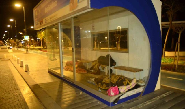 Otobüs durakları evsizlere ev oldu