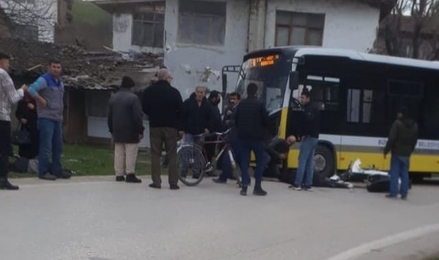 Otobüs ile kafa kafaya çarpışan motosiklet parçalara ayrıldı; 1'i ağır 2 yaralı