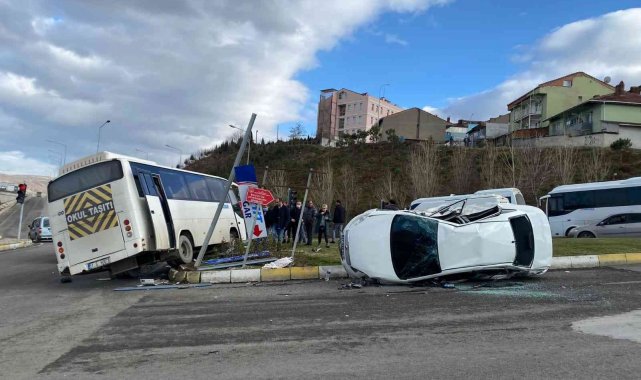 Otobüs ile otomobil çarpıştı; 2 yaralı