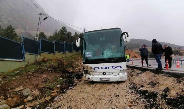 Otobüs yoldan çıktı kaza ucuz atlatıldı