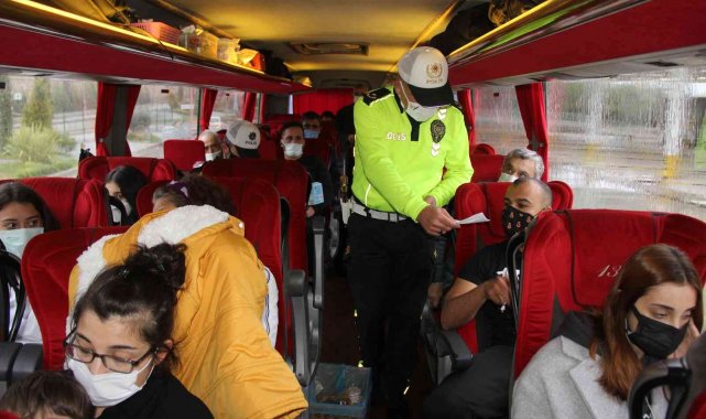 Otobüslerde hem denetim, hem maske dağıttılar