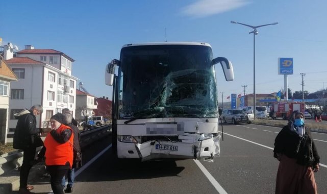 Otobüsün çarptığı traktörün sürücüsü hayatını kaybetti