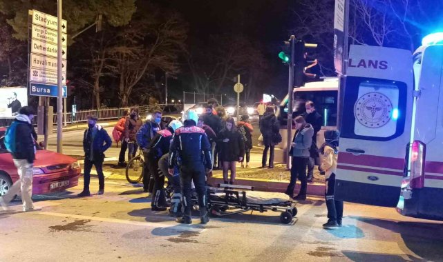 Otomobil 2 genç kıza çarptı: 2 yaralı