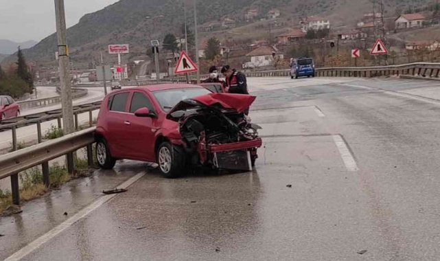 Otomobil bariyerlere çarptı: 1 yaralı