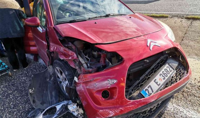 Otomobil bariyerlere çarptı