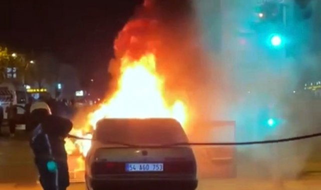 Otomobil cadde ortasında alev topuna döndü