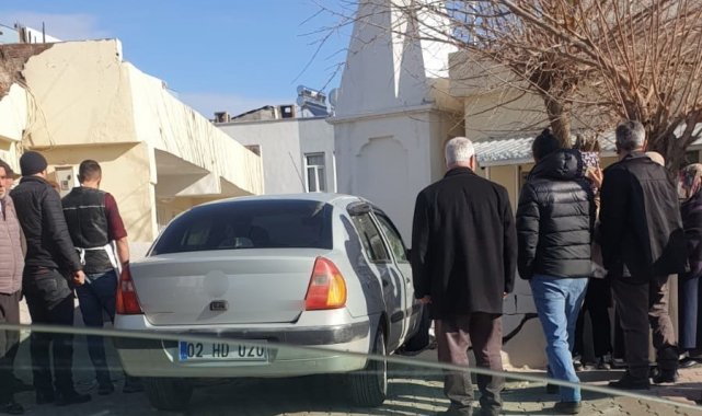 Otomobil cami avlusuna daldı