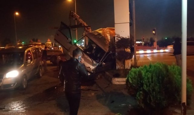 Otomobil, çarptığı minibüsün altına girdi: 4 yaralı