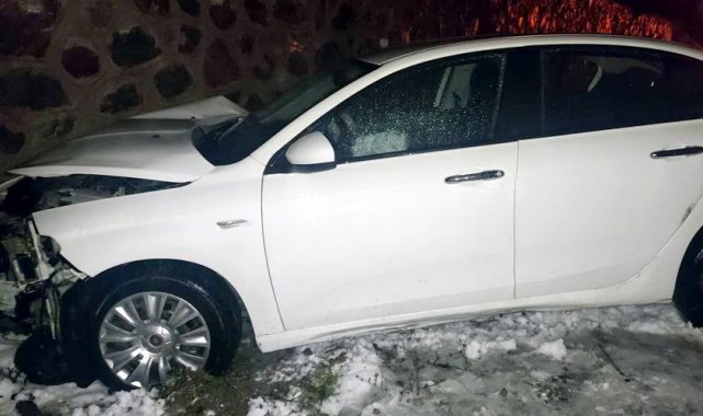 Otomobil duvara çarptı: 2 yaralı