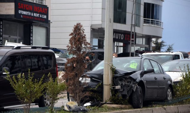 Otomobil elektrik direğine çarptı: 1 yaralı