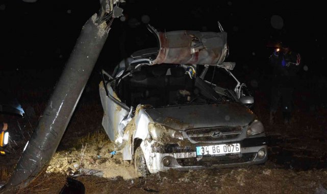 Otomobil elektrik direğine çarptı, genç sürücü yaşamını yitirdi