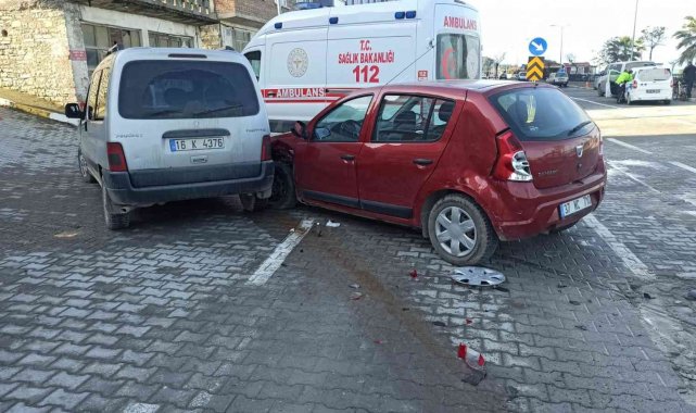 Otomobil ile hafif ticari araç çarpıştı: 2 yaralı