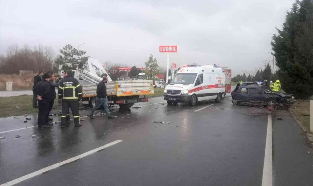 Otomobil ile kamyonet çarpıştı: 1 yaralı